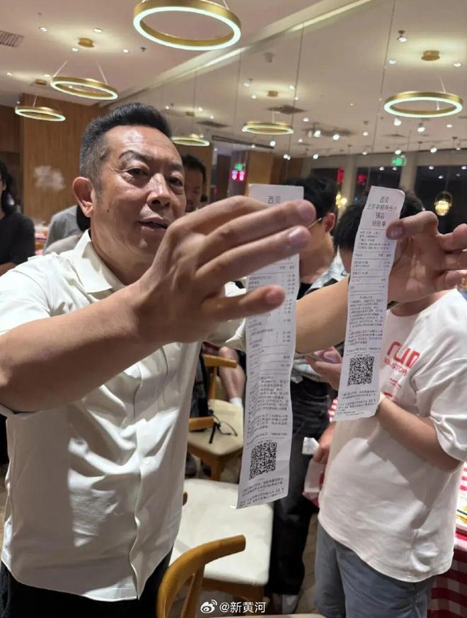 小时却说“恶心”明天起全国所有门店上线“罗永浩菜单”麻将胡了西贝创始人:罗永浩方结账时攒了会员积分走后一(图1) 小时却说“恶心”明天起全国所有门店上线“罗永浩菜单”麻将胡了西贝创始人:罗永浩方结账时攒了会员积分走后一(图1)